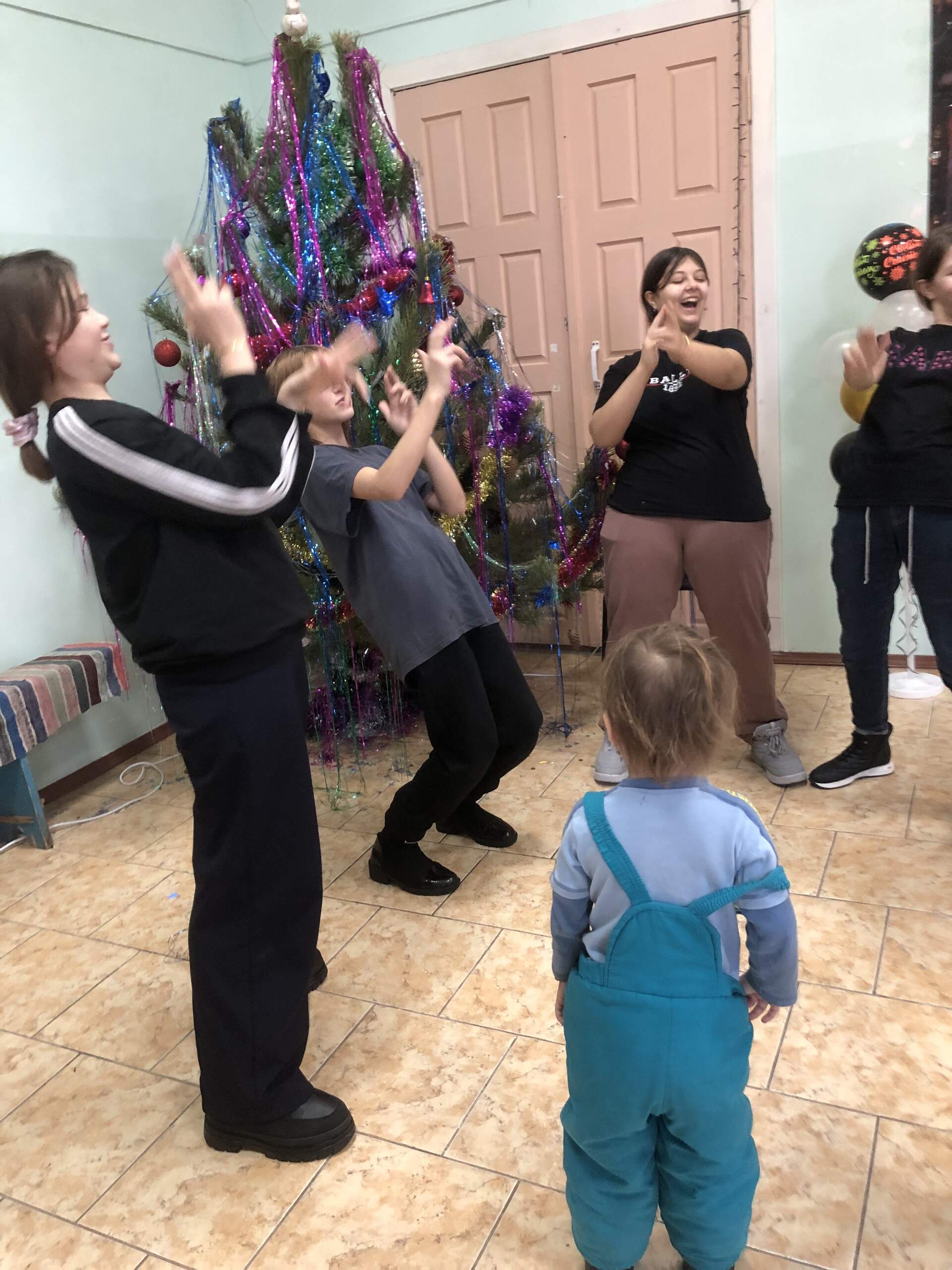 «Веселая путаница у елки!»